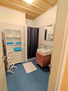 ein Badezimmer mit Waschbecken und Spiegel in der Unterkunft Apartment Mazza in Piran