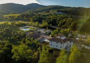 z góry widok na dom w górach w obiekcie Palagina la cascina w mieście Figline Valdarno