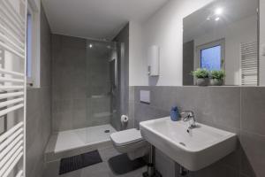 Koupelna v ubytování Glück Auf Appartements Lösorter Straße Duisburg + 37 fotografií