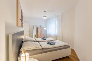 Postel nebo postele na pokoji v ubytování Glück Auf Appartements Lösorter Straße Duisburg