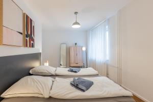 Postel nebo postele na pokoji v ubytování Glück Auf Appartements Lösorter Straße Duisburg