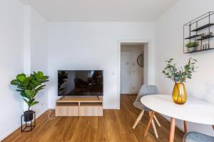 TV a/nebo společenská místnost v ubytování Glück Auf Appartements Lösorter Straße Duisburg