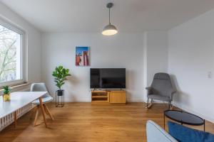 TV a/nebo společenská místnost v ubytování Glück Auf Appartements Lösorter Straße Duisburg
