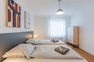 Postel nebo postele na pokoji v ubytování Glück Auf Appartements Lösorter Straße Duisburg