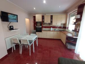 Kuchyňa alebo kuchynka v ubytovaní Budapest Airport Apartment