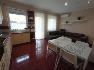 Kuchyňa alebo kuchynka v ubytovaní Budapest Airport Apartment
