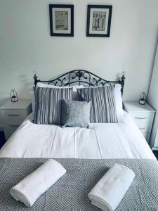 Una cama o camas en una habitación de Comfortable town house in Coventry City Centre