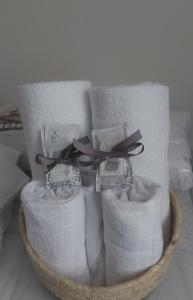 a basket filled with white towels with a bow at New J&J Hostel in Ourense