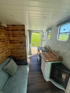 una cocina y una sala de estar en una casa pequeña en Pant y Rhedyn Glamping and camping site, en Abergele