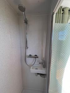 y baño con ducha y lavabo. en Pant y Rhedyn Glamping and camping site, en Abergele