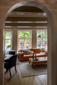 een woonkamer met een bank en een tafel bij Royal City Suite Monsieur Philippe in Leeuwarden
