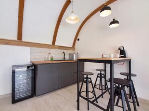 une cuisine avec un comptoir et des tabourets de bar dans l'établissement Villa 195, à Vodice