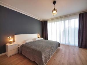 une chambre avec un lit et une grande fenêtre dans l'établissement Villa 195, à Vodice 29 autres photos