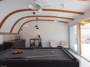 une table de billard dans un salon avec un plafond dans l'établissement Villa 195, à Vodice