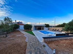 une cour arrière avec une piscine et une maison dans l'établissement Villa 195, à Vodice