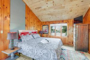 ein Schlafzimmer mit einem Bett in einem Holzzimmer in der Unterkunft Sea View Loft in Newburyport