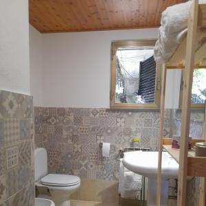 Ein Badezimmer in der Unterkunft La casa nel bosco