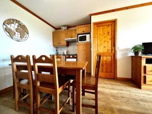 Η κουζίνα ή μικρή κουζίνα στο Appartement cosy 6 personnes avec piscine et parking au centre du village - FR-1-505-96