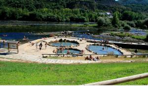 eine Gruppe von Menschen in einem Park mit zwei Pools in der Unterkunft New J&J Hostel in Ourense
