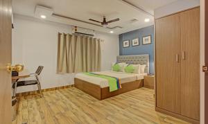 Postel nebo postele na pokoji v ubytování Hotel Royal Crowne near Kolkata Airport