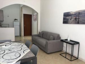 a living room with a couch and a table at Solemare Beach Apartment Trapani in Erice