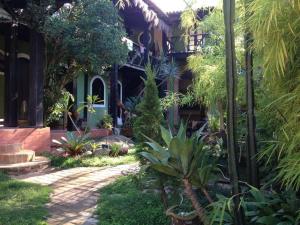 a garden in front of a house with plants at Atelier Sylvio cavalheiro in Abraão