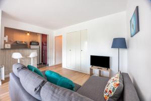 Televízia a/alebo spoločenská miestnosť v ubytovaní La Tortue Joyeuse - Appartement avec Loggia