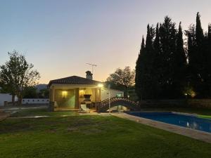 una pequeña casa con piscina en un patio en Villa Las Viñas, en Ronda 14 fotos más