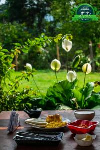 une table avec des assiettes de nourriture au-dessus dans l'établissement Finca Hotel Betel, à San Carlos