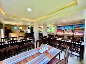 ナガルコットにあるHotel Sakura Durbarのレストラン内のテーブルと椅子のあるダイニングルーム