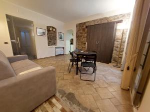 ein Wohnzimmer mit einem Sofa und einem Tisch in der Unterkunft Casa Petra in Castellabate