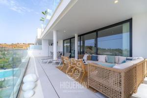 The swimming pool at or close to HigueronRentals El Dado