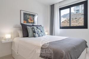 A bed or beds in a room at HigueronRentals El Dado Még 37 kép