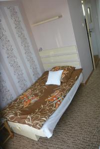 a large bed in a room with at Sjesta in Jastrzębia Góra