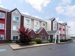 a row of apartment buildings in a parking lot at Inn at the Finger Lakes in Auburn