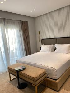 1 dormitorio con cama y ventana grande en Demi Hotel, en Sarandë