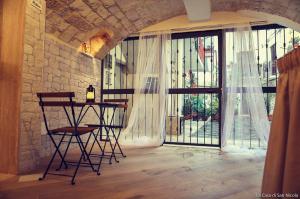 Habitación con mesa y ventana grande. en La casa di San Nicola, en Bari