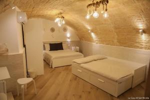 Säng eller sängar i ett rum på La casa di San Nicola