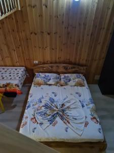 Voodi või voodid majutusasutuse Kalaj toas
