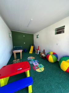 Habitación infantil con sala de juegos con mesa y pelotas en Hotel ITR-SPA en Itupeva