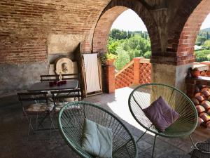 een patio met 2 stoelen en een tafel bij Studio de charme avec grande terrasse vue mer in Le Castellet