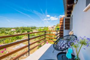 ČilipiLe Petit 2的设有一个配有长凳并享有美景的阳台。