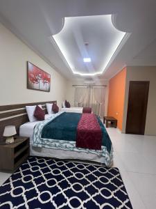 a bedroom with a large bed in a room at Hotel del Parque in Ciudad del Este