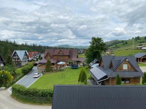 an aerial view of a house with a yard at Chatka u Staszka in Małe Ciche