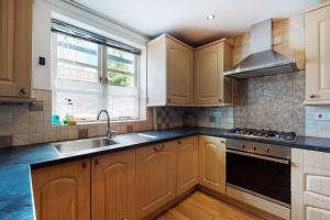 Kitchen o kitchenette sa Spacious 4 bedroom home with garden in London