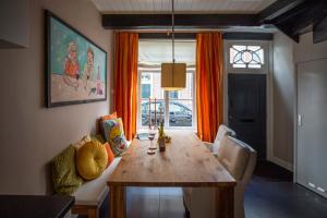 a living room with a table and a couch at Sterlogies De Rozenboom in Leeuwarden