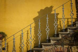 una sombra de una escalera en una pared amarilla en CASE&COLLINE Bella Vista en Guardistallo