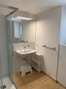 ein Bad mit einem Waschbecken und einem Spiegel in der Unterkunft Casa Nonna Delfina in Tortolì