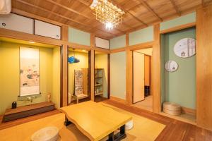 東京的住宿－Japanese traditional house.Ryokan in asakusa with 2bedrooms，客房设有木桌和一些窗户。