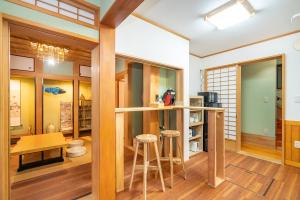 - une cuisine avec un bar et des tabourets dans la chambre dans l'établissement Japanese traditional house.Ryokan in asakusa with 2bedrooms, à Tokyo